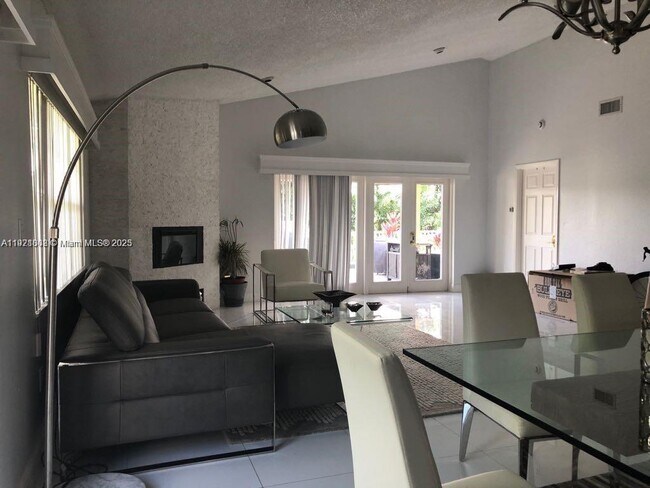 9810 NW 47th Terrace in Doral, FL - Building Photo - Building Photo