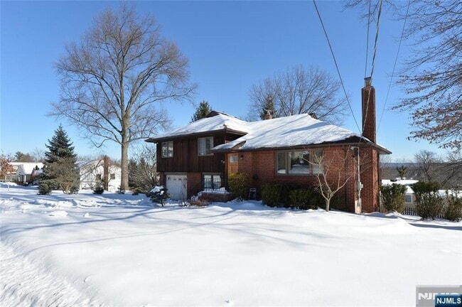 79 Grand Blvd in Emerson, NJ - Foto de edificio - Building Photo