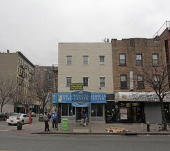 121 Graham Ave in Brooklyn, NY - Foto de edificio - Building Photo