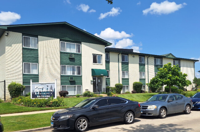 Pine Meadows Apartments in Joliet, IL - Foto de edificio - Building Photo