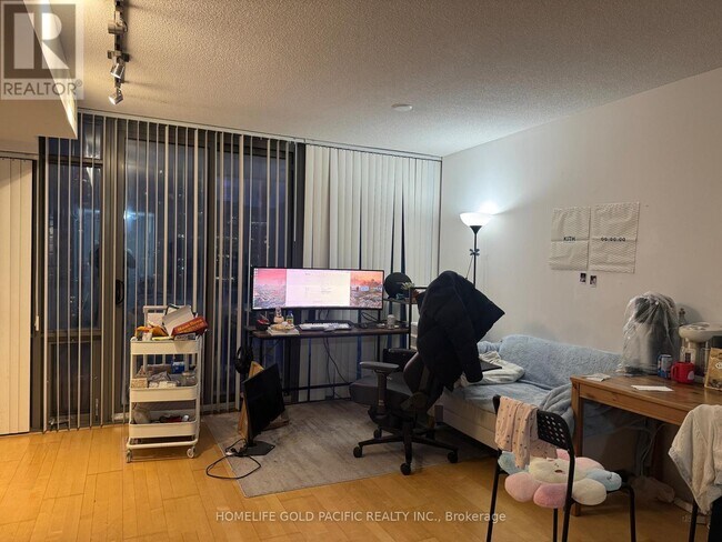 38 Grenville St in Toronto, ON - Building Photo - Building Photo