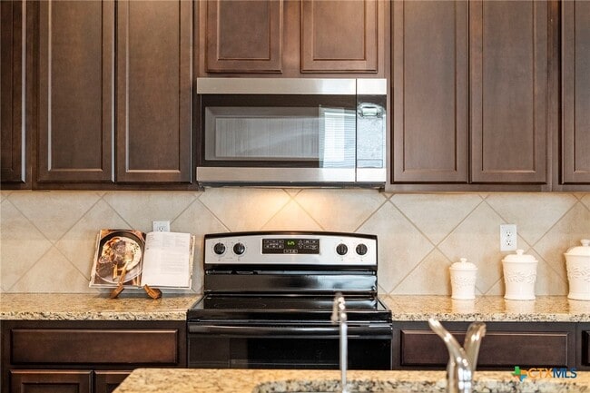 2429 Marty Way in Seguin, TX - Foto de edificio - Building Photo