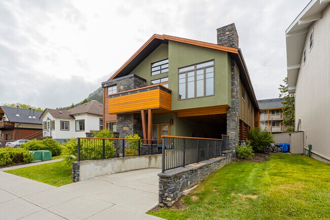 416 Banff Av in Banff, AB - Building Photo - Primary Photo