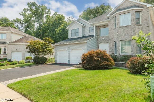 35 Leah Way in Parsippany Troy Hills, NJ - Building Photo - Building Photo