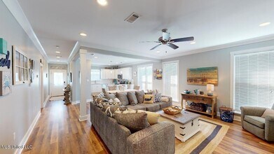 1215 Ocean View Dr in Gulfport, MS - Building Photo - Building Photo