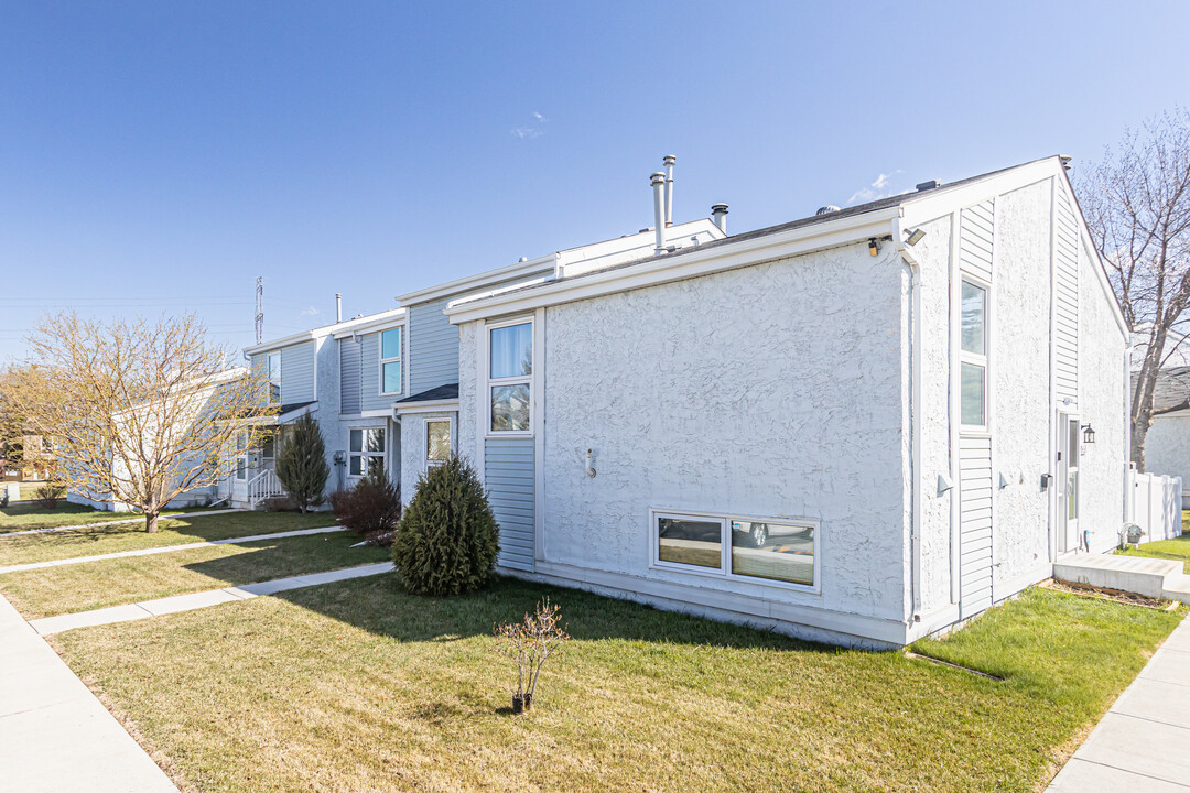 Sandstone Court in Edmonton, AB - Building Photo