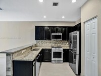 8925 NW 102nd Ct in Doral, FL - Foto de edificio - Building Photo