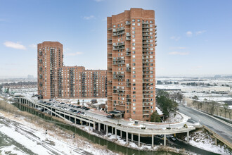 Harmon Cove Tower in Secaucus, NJ - Foto de edificio - Building Photo