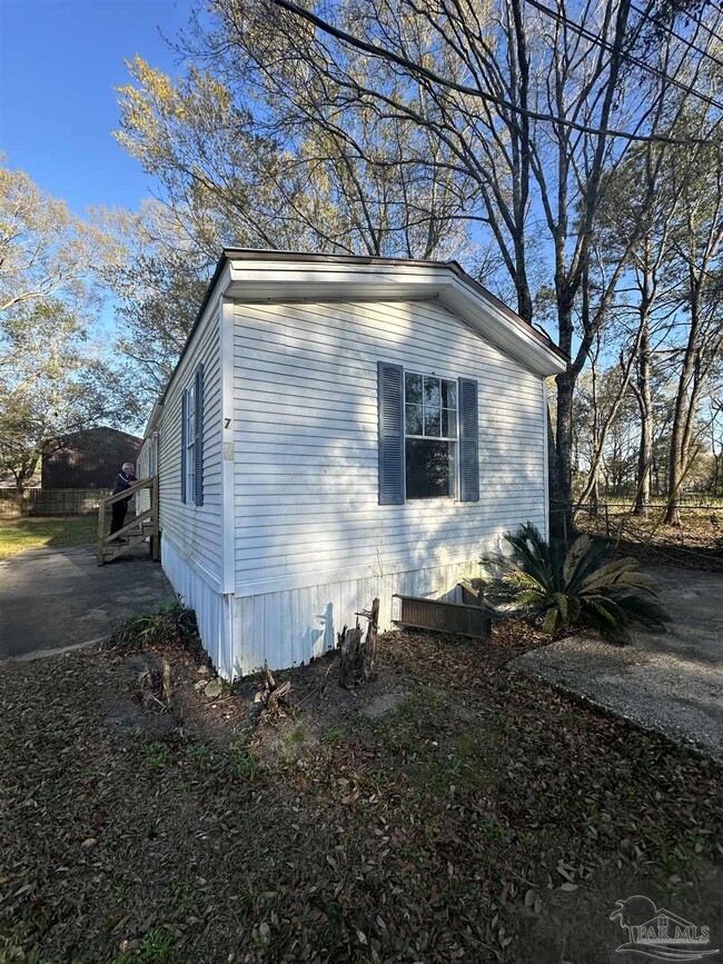 2866 Pine Forest Rd in Gonzalez, FL - Building Photo - Building Photo