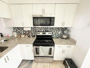 70 Whitehead Cir in Weston, FL - Building Photo - Building Photo