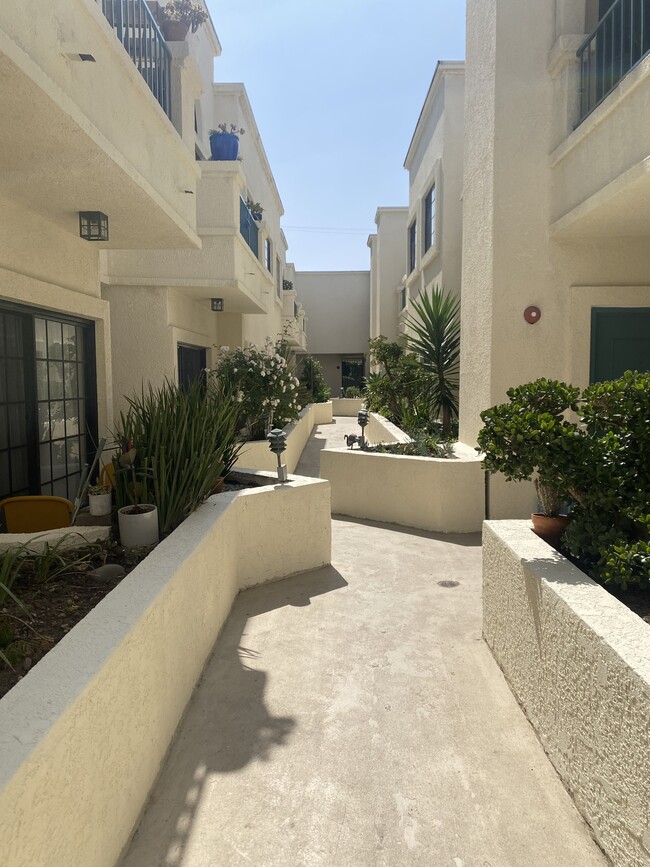 930 S Venice Blvd, Unit 110 in Los Angeles, CA - Foto de edificio - Building Photo