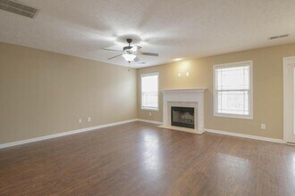 3742 Gray Fox Dr in Clarksville, TN - Foto de edificio - Building Photo