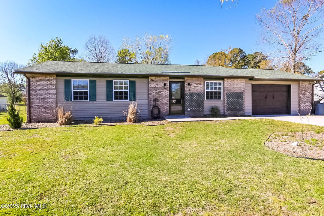 141 Bayberry Rd in Newport, NC - Building Photo