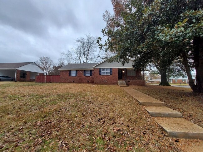 Picturesque Home Worth Checking Out in Memphis, TN - Building Photo - Building Photo