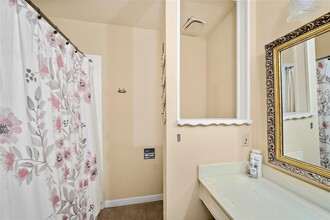 10325 Briar Forest Dr in Houston, TX - Foto de edificio - Building Photo