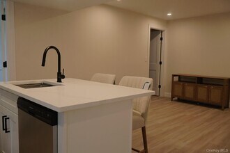 16 Ocean Ave in East Quogue, NY - Building Photo - Building Photo