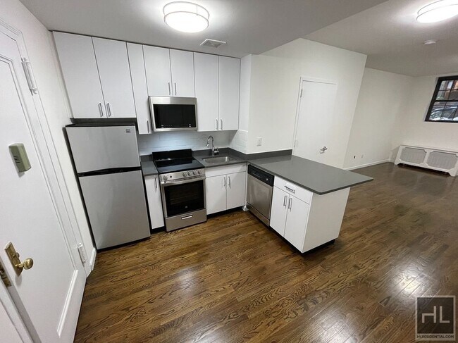 WEST 73 STREET in New York, NY - Building Photo - Building Photo