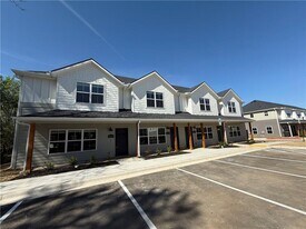 1935 S Garland Ave in Fayetteville, AR - Building Photo