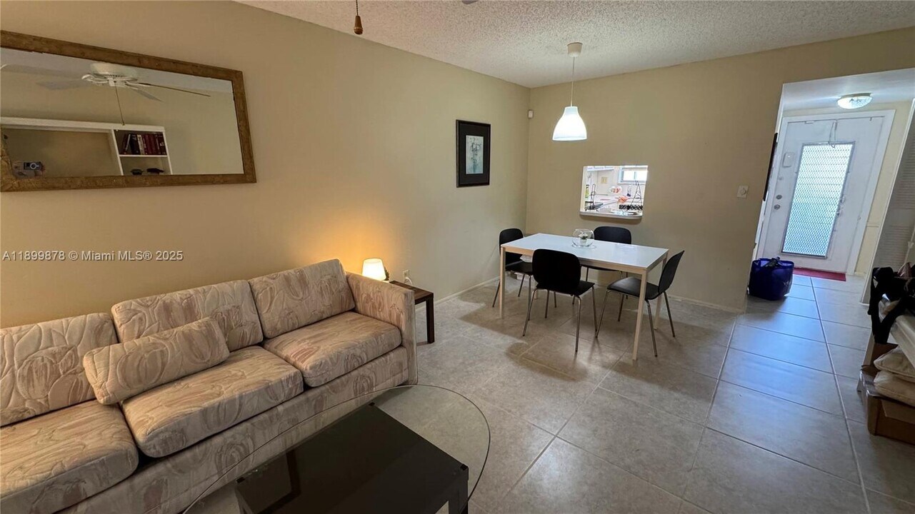 8280 Sunrise Lakes Blvd in Sunrise, FL - Building Photo