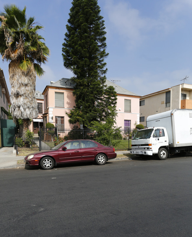 823 S Manhattan Pl in Los Angeles, CA - Foto de edificio - Building Photo