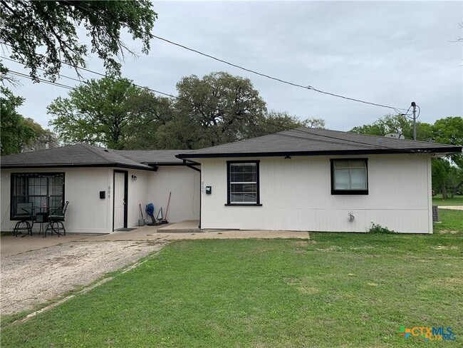 property at 809 W Avenue D