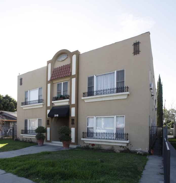 210 W Truslow Ave in Fullerton, CA - Foto de edificio