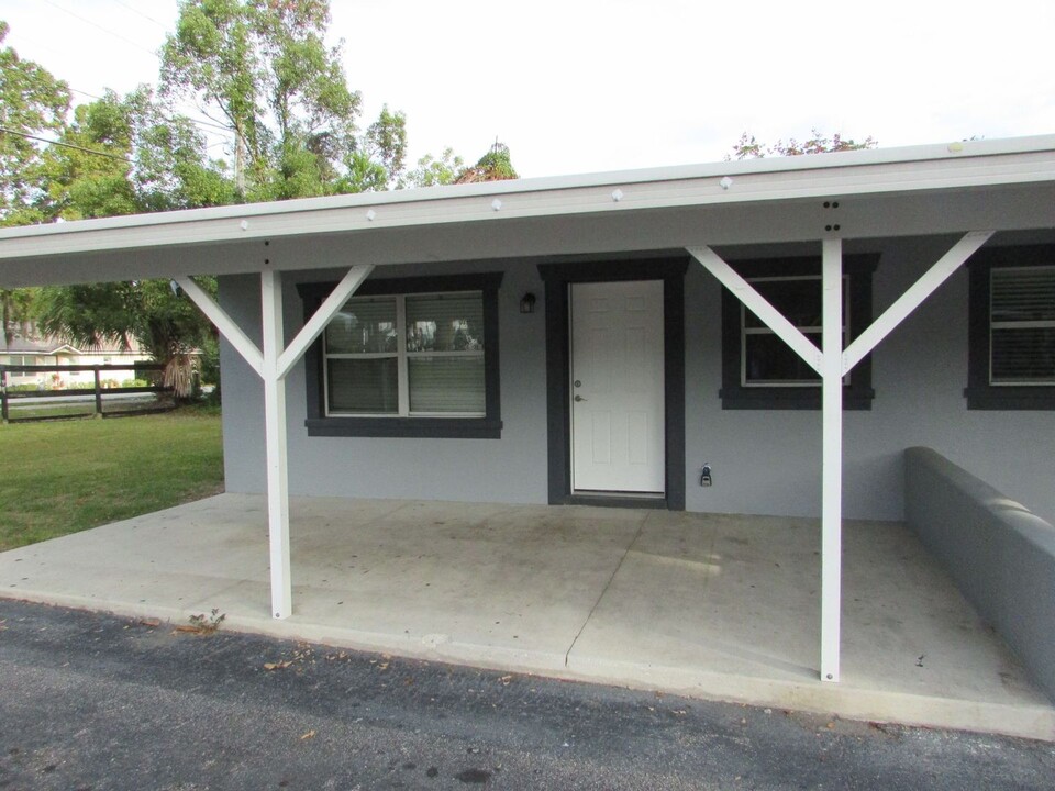 824 S Lone Oak Dr in Leesburg, FL - Building Photo