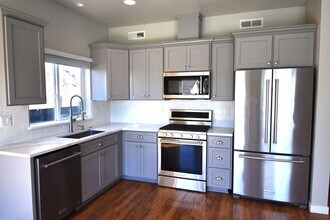 556-558 Harrison St in Lebanon, OR - Building Photo - Building Photo