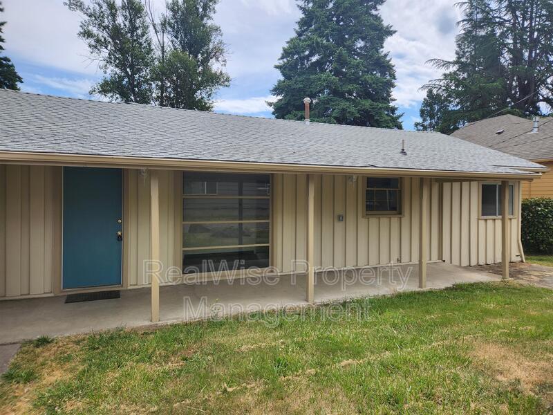 345 W Birch Ct in Roseburg, OR - Foto de edificio