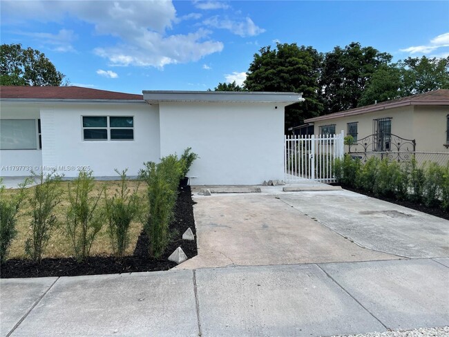 320 NE 160th St in Miami, FL - Building Photo - Building Photo