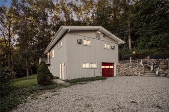 19 Split Level Rd in Ridgefield, CT - Building Photo - Building Photo