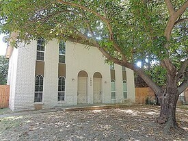 1920 W Sanford St in Arlington, TX - Building Photo