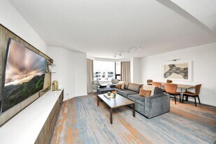 1300 Lamar St in Houston, TX - Building Photo