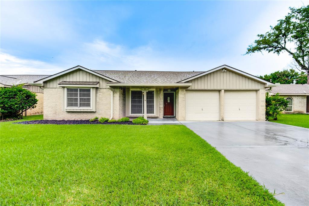 12207 Meadowdale Dr in Stafford, TX - Building Photo
