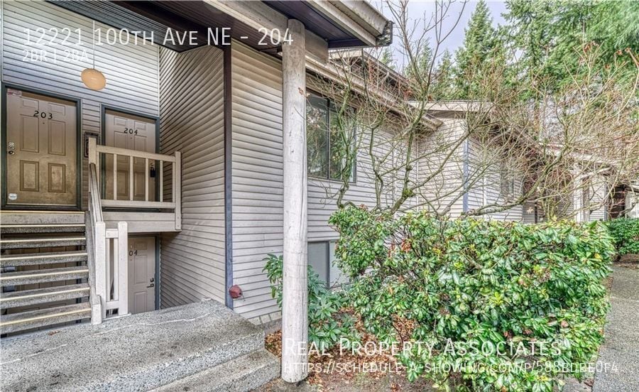 12221 100th Ave NE in Kirkland, WA - Building Photo