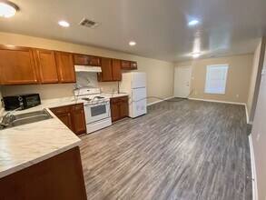 308 E 1st St in Iowa, LA - Building Photo - Building Photo