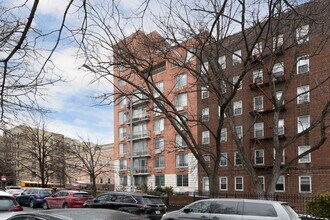 423 Ocean Pky in Brooklyn, NY - Foto de edificio - Building Photo