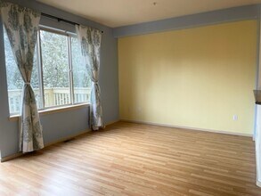 366 NW Pebble Ln in Issaquah, WA - Building Photo - Building Photo