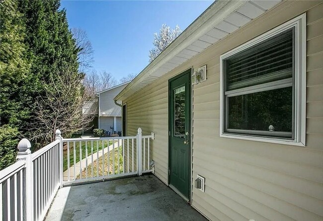 16 Krista Cir, Unit B in Candler, NC - Foto de edificio - Building Photo
