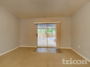 7439 Lawn Tennis Ln in Jacksonville, FL - Foto de edificio - Building Photo