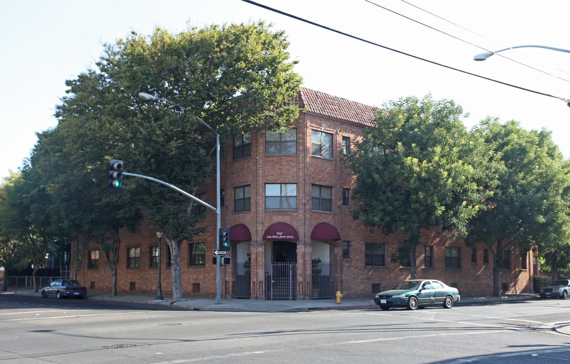 Delta Plaza Apartments in Stockton, CA - Building Photo