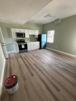 110 8th St in New Bedford, MA - Building Photo