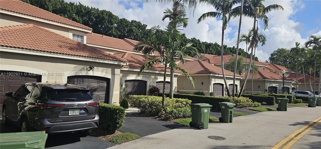 1002 Sevilla Cir in Weston, FL - Foto de edificio - Building Photo