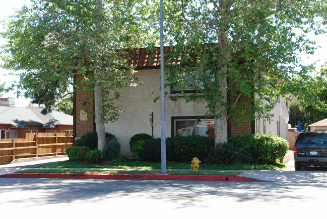 13930 Vanowen St in Van Nuys, CA - Building Photo - Building Photo