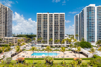 Oceanfront Plaza in Miami Beach, FL - Building Photo - Building Photo