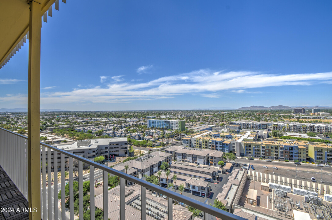 207 W Clarendon Ave in Phoenix, AZ - Building Photo