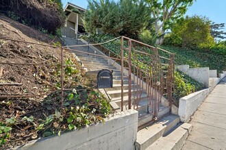 1044 Manzanita St-Unit -1044 in Los Angeles, CA - Building Photo - Building Photo