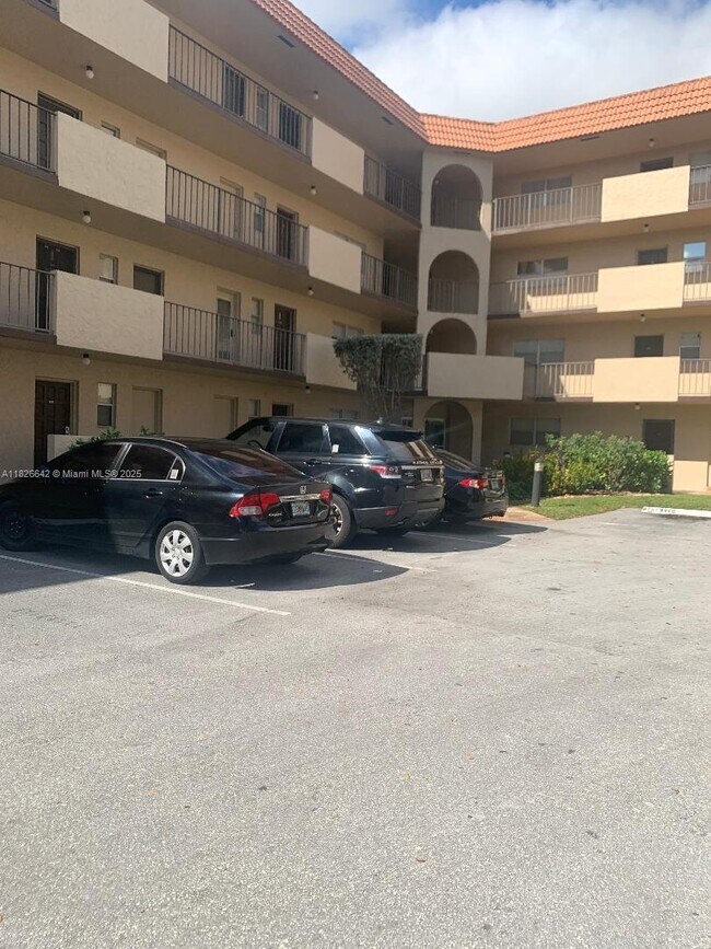 6361 N Falls Cir Dr in Lauderhill, FL - Building Photo - Building Photo