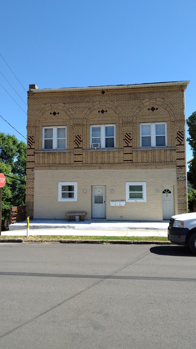 701 6th Ave, Unit #2 in Coraopolis, PA - Building Photo - Building Photo