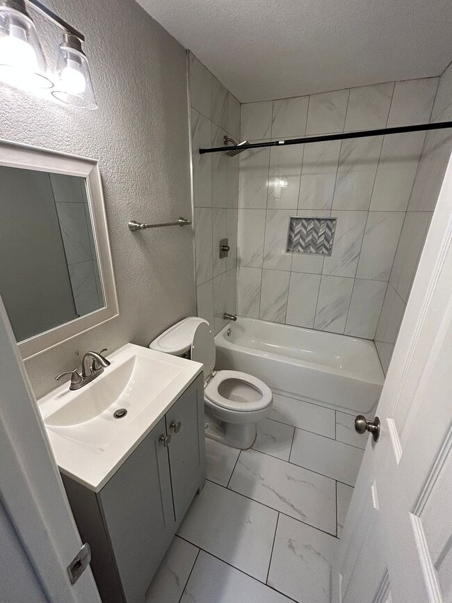 property at 4915 Heyworth Ave